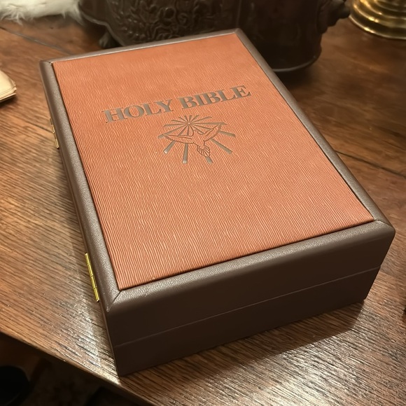 Remembrance Bible Dove of Peace Edition - Picture 1 of 9